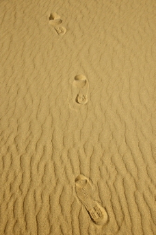 金色足迹沙漠里的足迹脚印图片