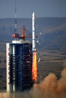 长征二号丙火箭发射实践九号卫星图片